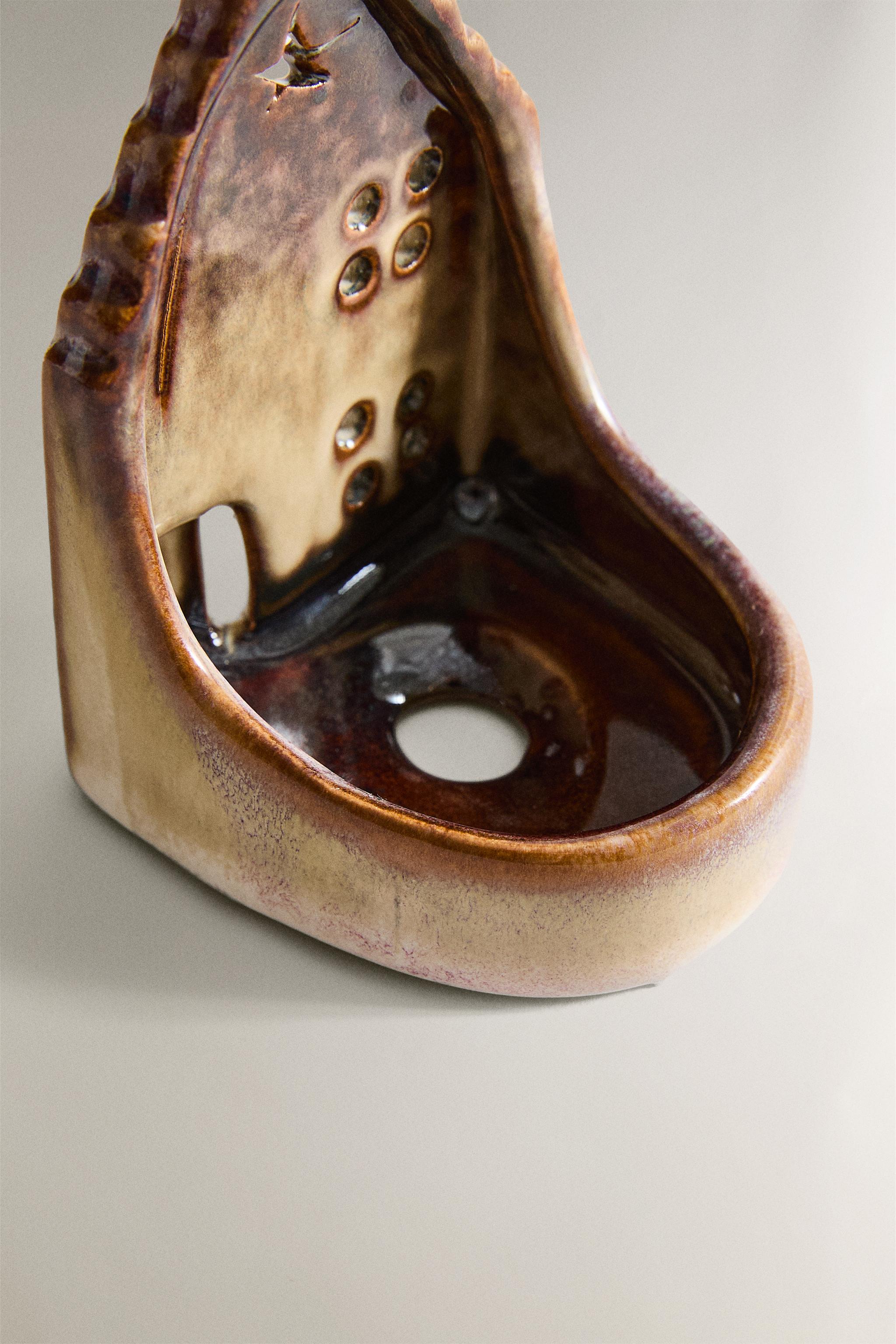 CHRISTMAS STAR CERAMIC HOUSE TEALIGHT HOLDER